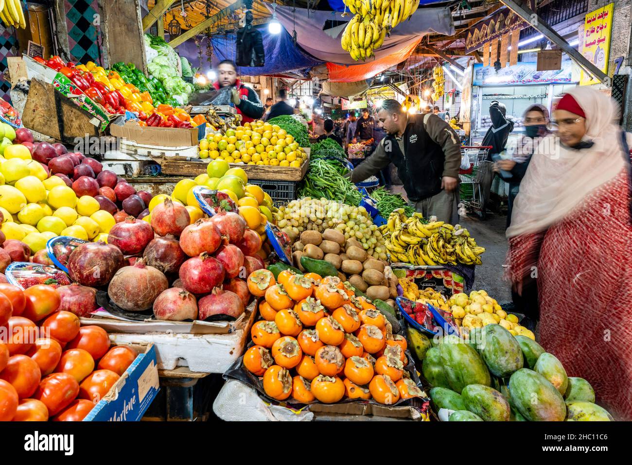Fruits et légumes frais à vendre dans le souk, centre-ville, Amman, Jordanie. Banque D'Images