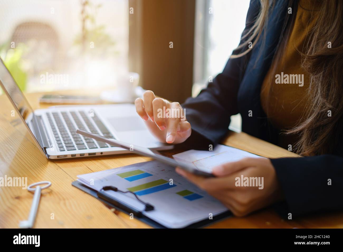 Concept financier et comptable.Femme d'affaires utilisant une application de sécurité sur une tablette pour protéger son argent. Banque D'Images