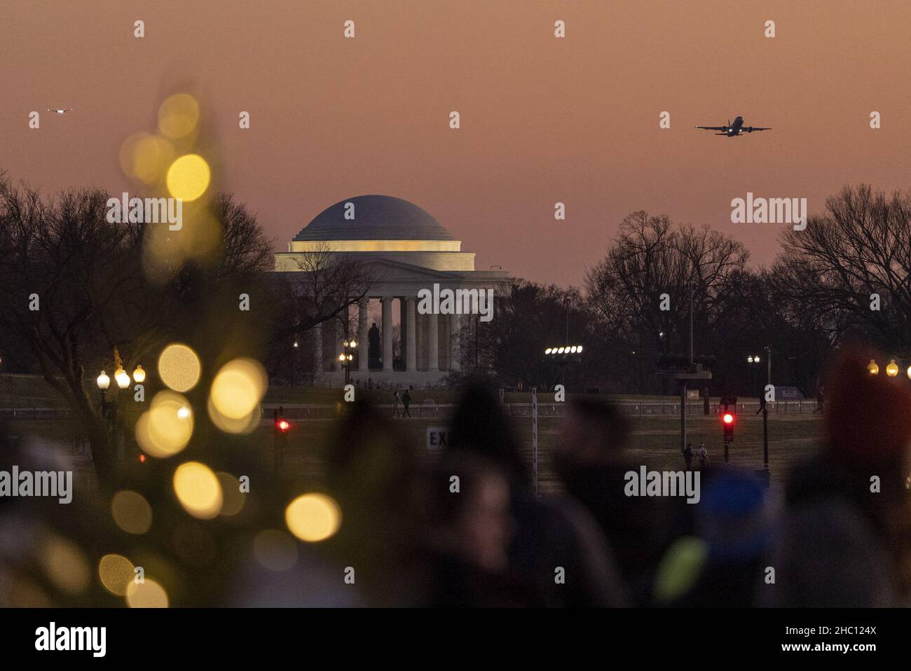 Washington, États-Unis.22nd décembre 2021.Le Jefferson Memorial est vu comme un avion part de l'aéroport national Regan, tandis que des lumières dans les arbres de Noël sont illuminées près de l'arbre de Noël national sur l'ellipse, devant la Maison Blanche à Washington, DC, le mercredi 22 décembre 2021.Photo de Ken Cedeno/UPI crédit: UPI/Alay Live News Banque D'Images