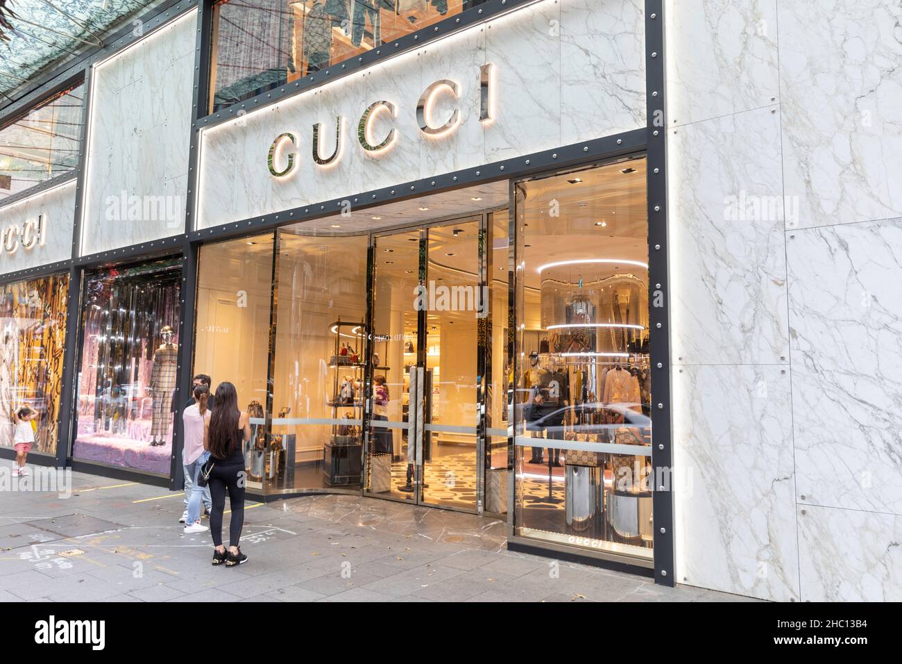 Rues calmes pour les achats de Noël en raison de la covid omicron, à l'extérieur du magasin Gucci dans le centre-ville de Sydney 2 jours avant le jour de Noël 2021, Sydney Banque D'Images