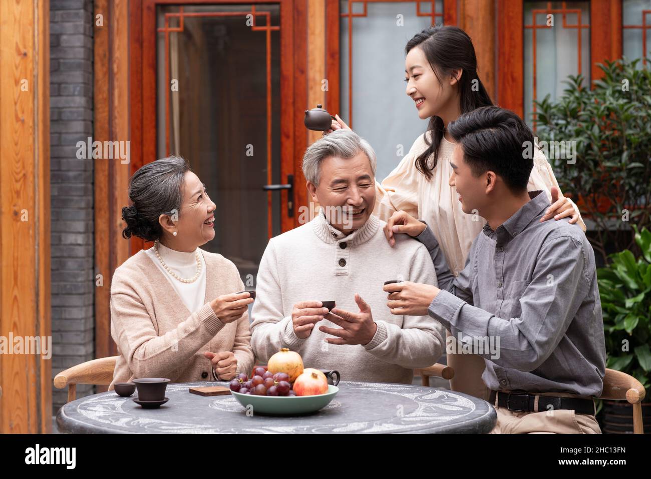 Des familles ravie de boire du thé et de discuter dans la cour Banque D'Images