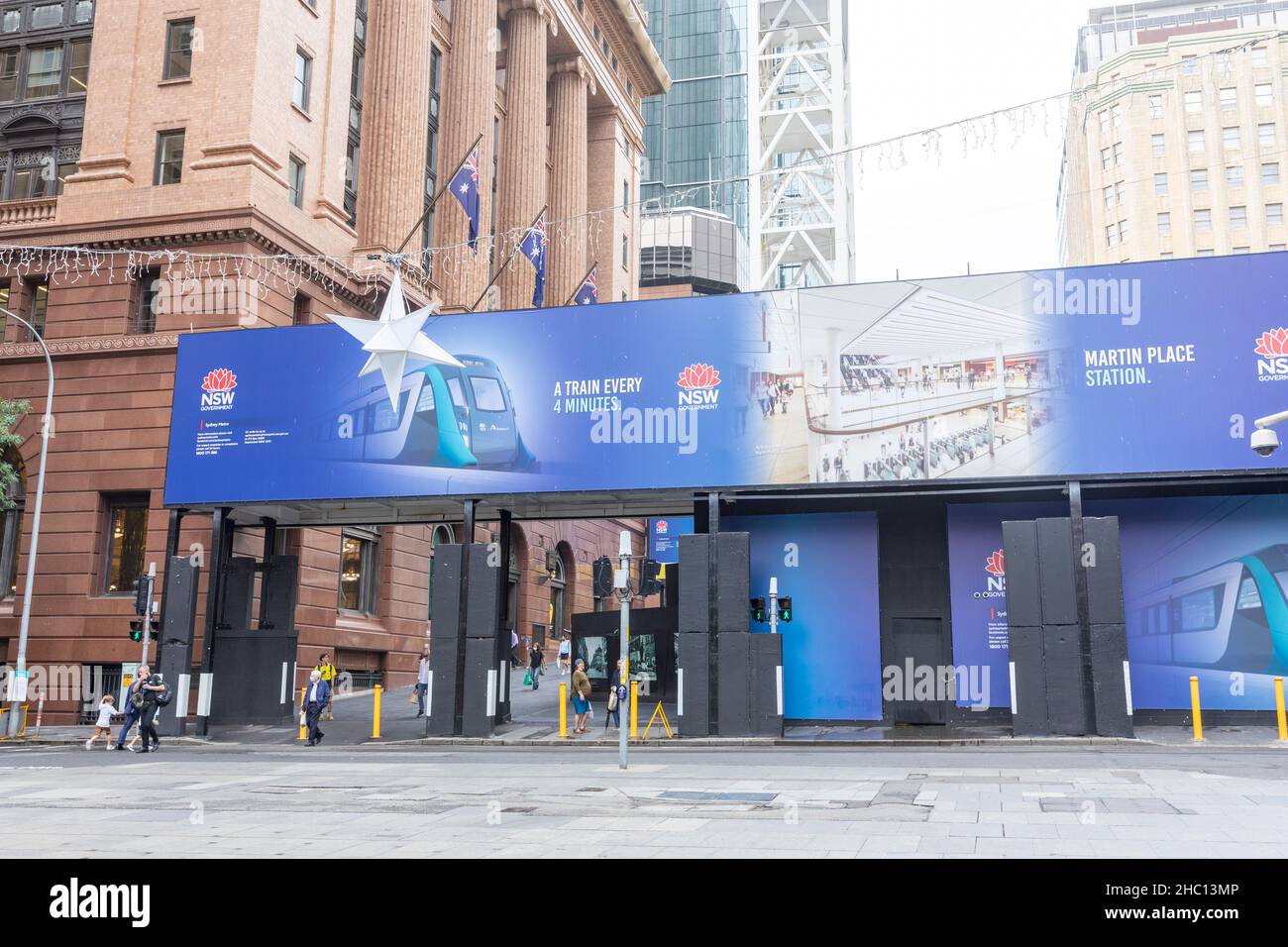 Alors que la Nouvelle-Galles du Sud atteint un nouveau record quotidien de 5715 caisses Covid 19 et que le port de masques à l'intérieur devient de nouveau obligatoire, les rues et magasins du centre-ville de Sydney restent largement désertés à l'approche de Noël avec de nombreuses personnes qui choisissent de rester à la maison, le centre-ville de Sydney.Credit: Martin Berry @ Alamy Live News. Banque D'Images