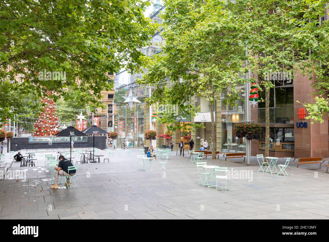Alors que la Nouvelle-Galles du Sud atteint un nouveau record quotidien de 5715 caisses Covid 19 et que le port de masques à l'intérieur devient de nouveau obligatoire, les rues et magasins du centre-ville de Sydney restent largement désertés à l'approche de Noël avec de nombreuses personnes qui choisissent de rester à la maison, le centre-ville de Sydney.Credit: Martin Berry @ Alamy Live News. Banque D'Images