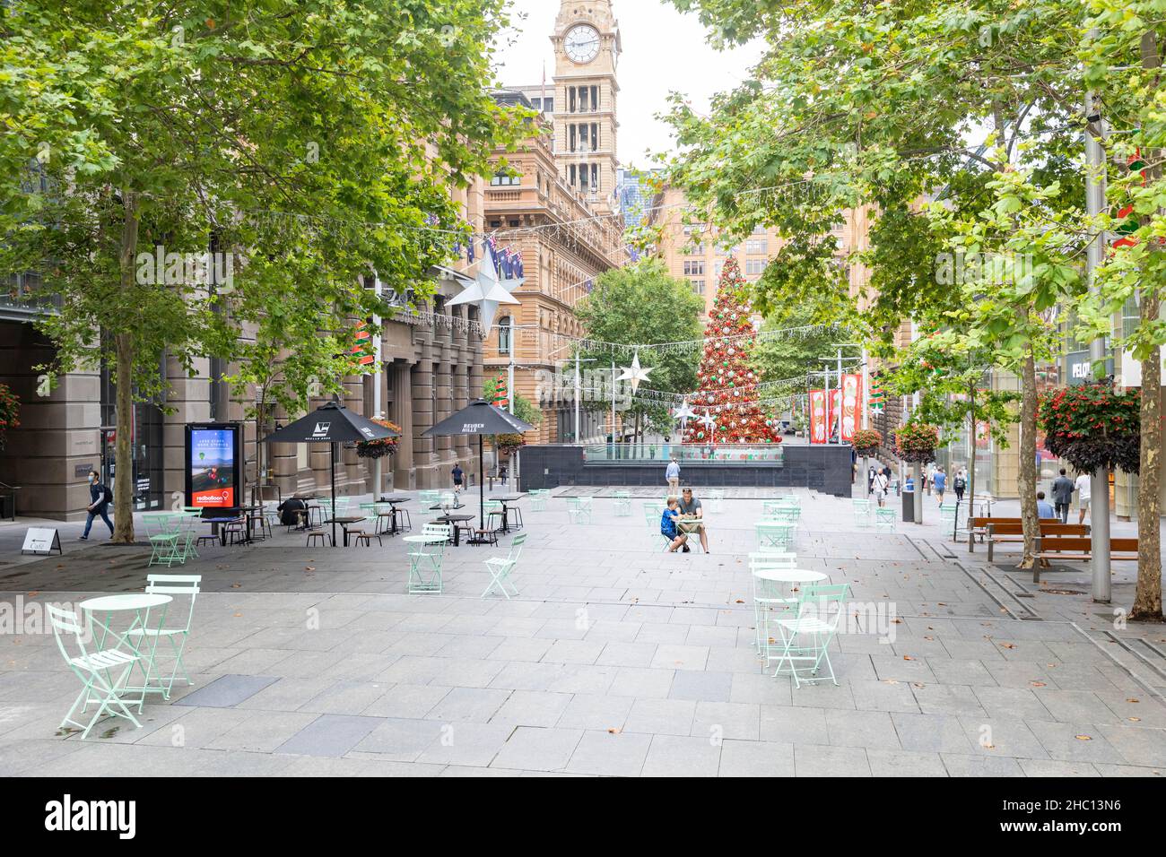 Alors que la Nouvelle-Galles du Sud atteint un nouveau record quotidien de 5715 caisses Covid 19 et que le port de masques à l'intérieur devient de nouveau obligatoire, les rues et magasins du centre-ville de Sydney restent largement désertés à l'approche de Noël avec de nombreuses personnes qui choisissent de rester à la maison, le centre-ville de Sydney.Credit: Martin Berry @ Alamy Live News. Banque D'Images