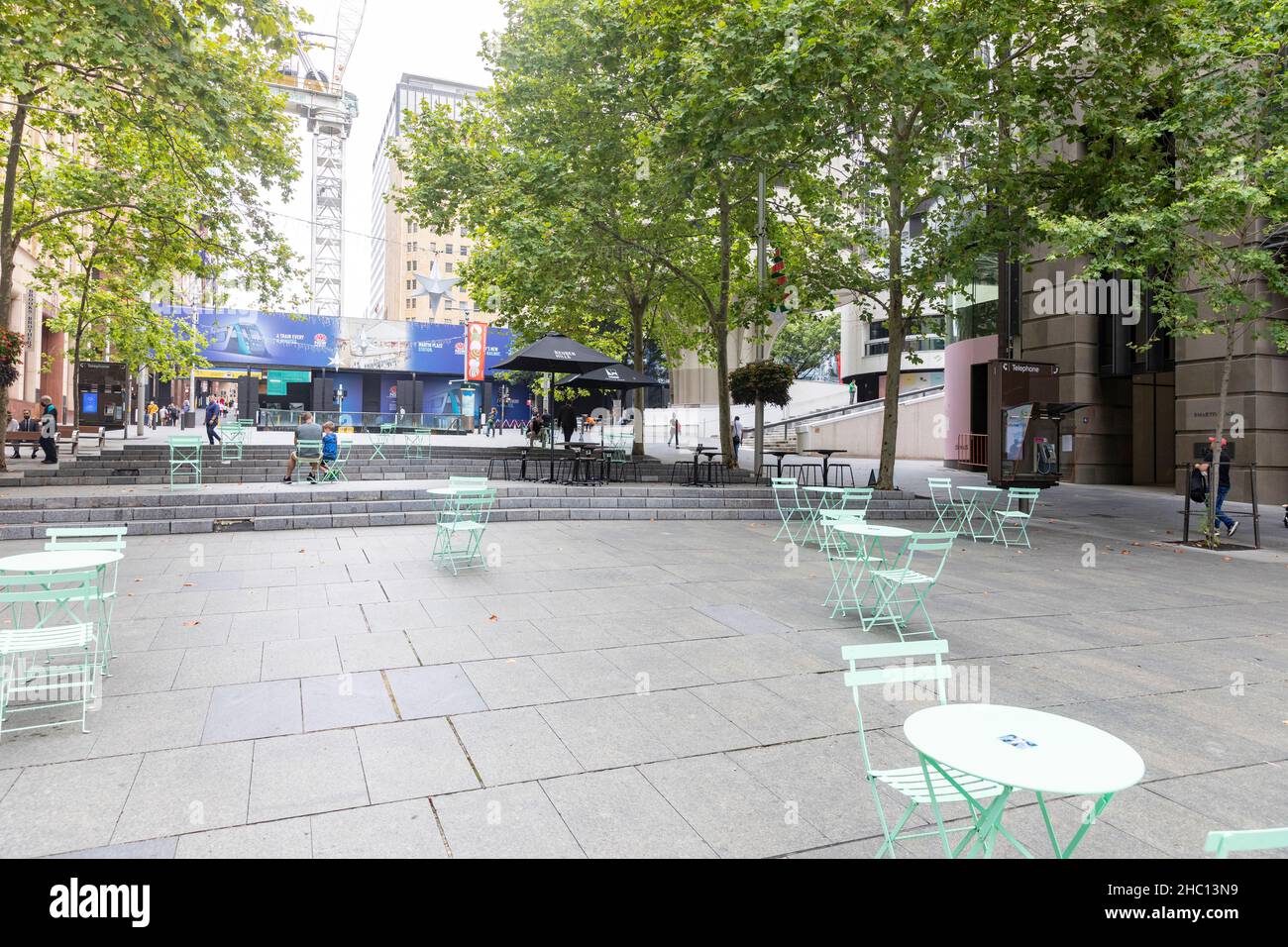 Alors que la Nouvelle-Galles du Sud atteint un nouveau record quotidien de 5715 caisses Covid 19 et que le port de masques à l'intérieur devient de nouveau obligatoire, les rues et magasins du centre-ville de Sydney restent largement désertés à l'approche de Noël avec de nombreuses personnes qui choisissent de rester à la maison, le centre-ville de Sydney.Credit: Martin Berry @ Alamy Live News. Banque D'Images