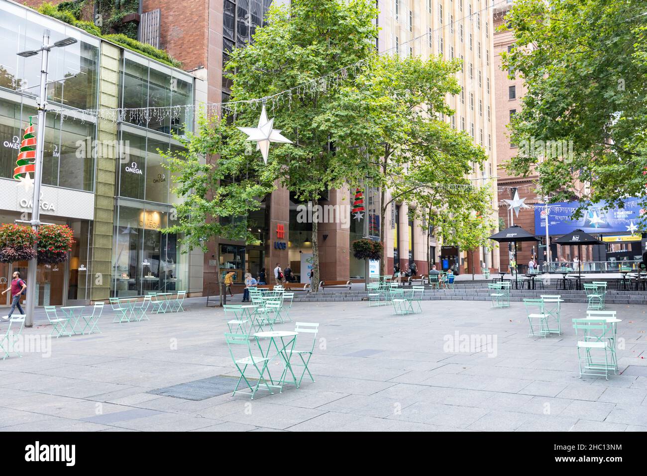 Alors que la Nouvelle-Galles du Sud atteint un nouveau record quotidien de 5715 caisses Covid 19 et que le port de masques à l'intérieur devient de nouveau obligatoire, les rues et magasins du centre-ville de Sydney restent largement désertés à l'approche de Noël avec de nombreuses personnes qui choisissent de rester à la maison, le centre-ville de Sydney.Credit: Martin Berry @ Alamy Live News. Banque D'Images