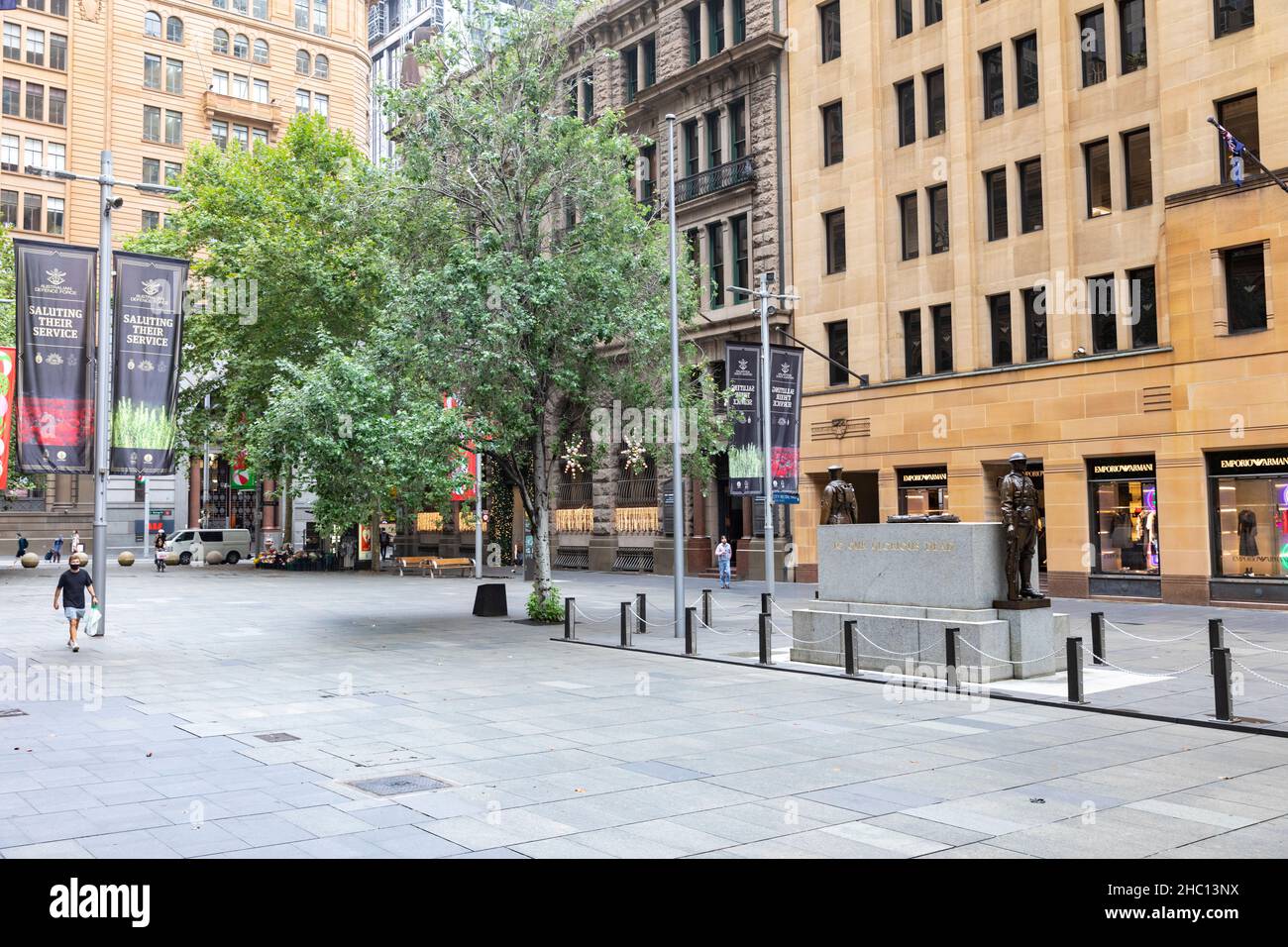 Alors que la Nouvelle-Galles du Sud atteint un nouveau record quotidien de 5715 caisses Covid 19 et que le port de masques à l'intérieur devient de nouveau obligatoire, les rues et magasins du centre-ville de Sydney restent largement désertés à l'approche de Noël avec de nombreuses personnes qui choisissent de rester à la maison, le centre-ville de Sydney.Credit: Martin Berry @ Alamy Live News. Banque D'Images