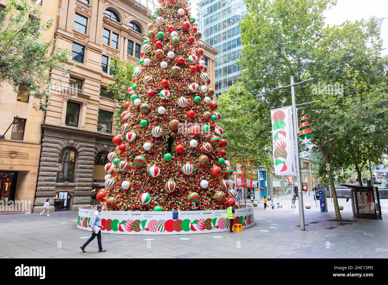 Alors que la Nouvelle-Galles du Sud atteint un nouveau record quotidien de 5715 caisses Covid 19 et que le port de masques à l'intérieur devient de nouveau obligatoire, les rues et magasins du centre-ville de Sydney restent largement désertés à l'approche de Noël avec de nombreuses personnes qui choisissent de rester à la maison ,Centre ville de Sydney Martin place crédit: Martin Berry @ Alay Live News. Banque D'Images