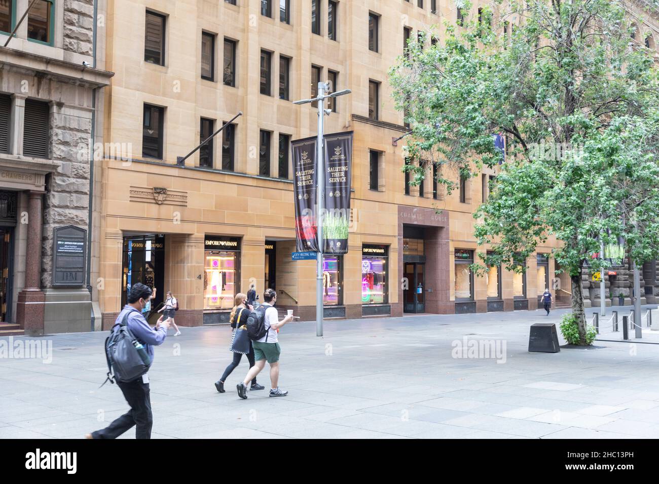 Alors que la Nouvelle-Galles du Sud atteint un nouveau record quotidien de 5715 caisses Covid 19 et que le port de masques à l'intérieur devient de nouveau obligatoire, les rues et magasins du centre-ville de Sydney restent largement désertés à l'approche de Noël avec de nombreuses personnes qui choisissent de rester à la maison, le centre-ville de Sydney.Credit: Martin Berry @ Alamy Live News. Banque D'Images