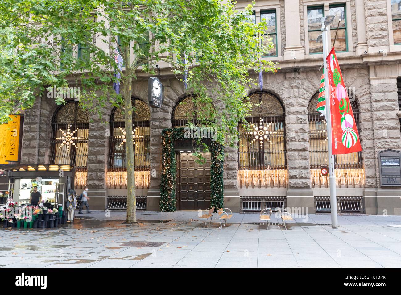 Alors que la Nouvelle-Galles du Sud atteint un nouveau record quotidien de 5715 caisses Covid 19 et que le port de masques à l'intérieur devient de nouveau obligatoire, les rues et magasins du centre-ville de Sydney restent largement désertés à l'approche de Noël avec de nombreuses personnes qui choisissent de rester à la maison, le centre-ville de Sydney.Credit: Martin Berry @ Alamy Live News. Banque D'Images