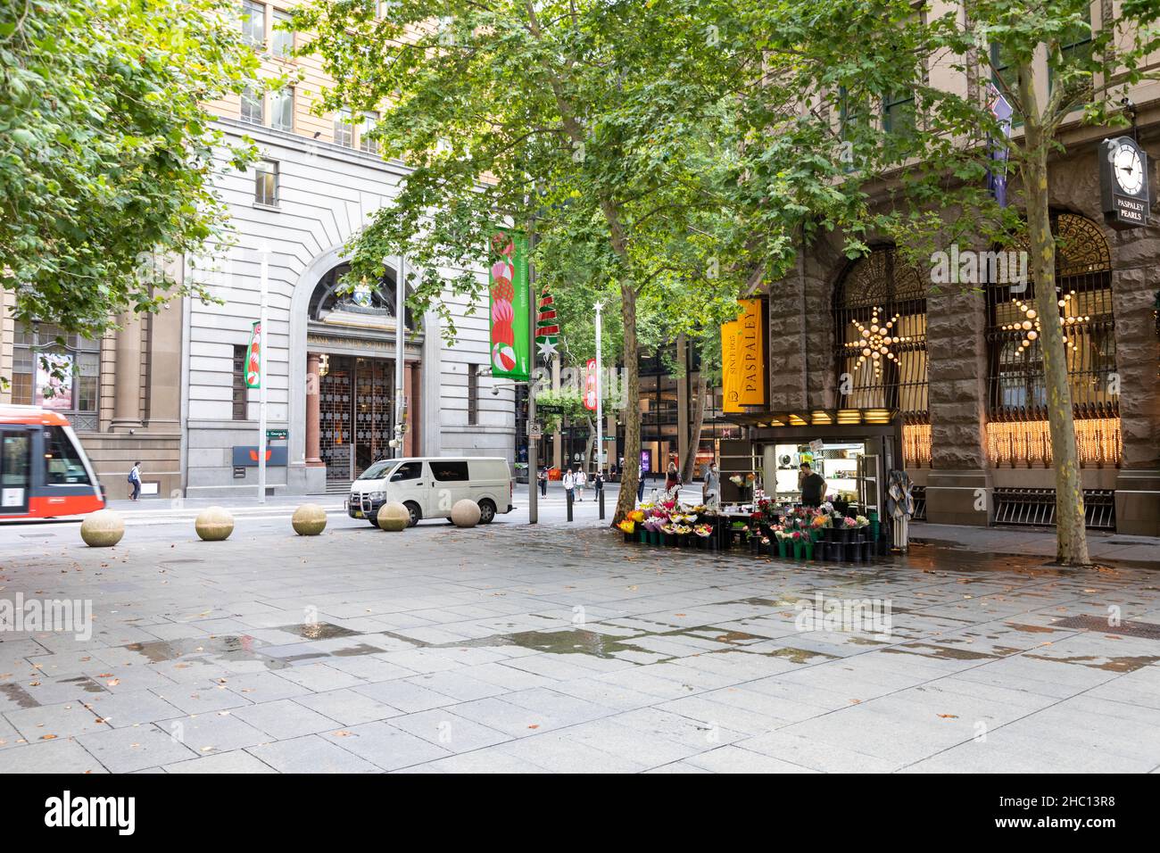 Alors que la Nouvelle-Galles du Sud atteint un nouveau record quotidien de 5715 caisses Covid 19 et que le port de masques à l'intérieur devient de nouveau obligatoire, les rues et magasins du centre-ville de Sydney restent largement désertés à l'approche de Noël avec de nombreuses personnes qui choisissent de rester à la maison, le centre-ville de Sydney.Credit: Martin Berry @ Alamy Live News. Banque D'Images