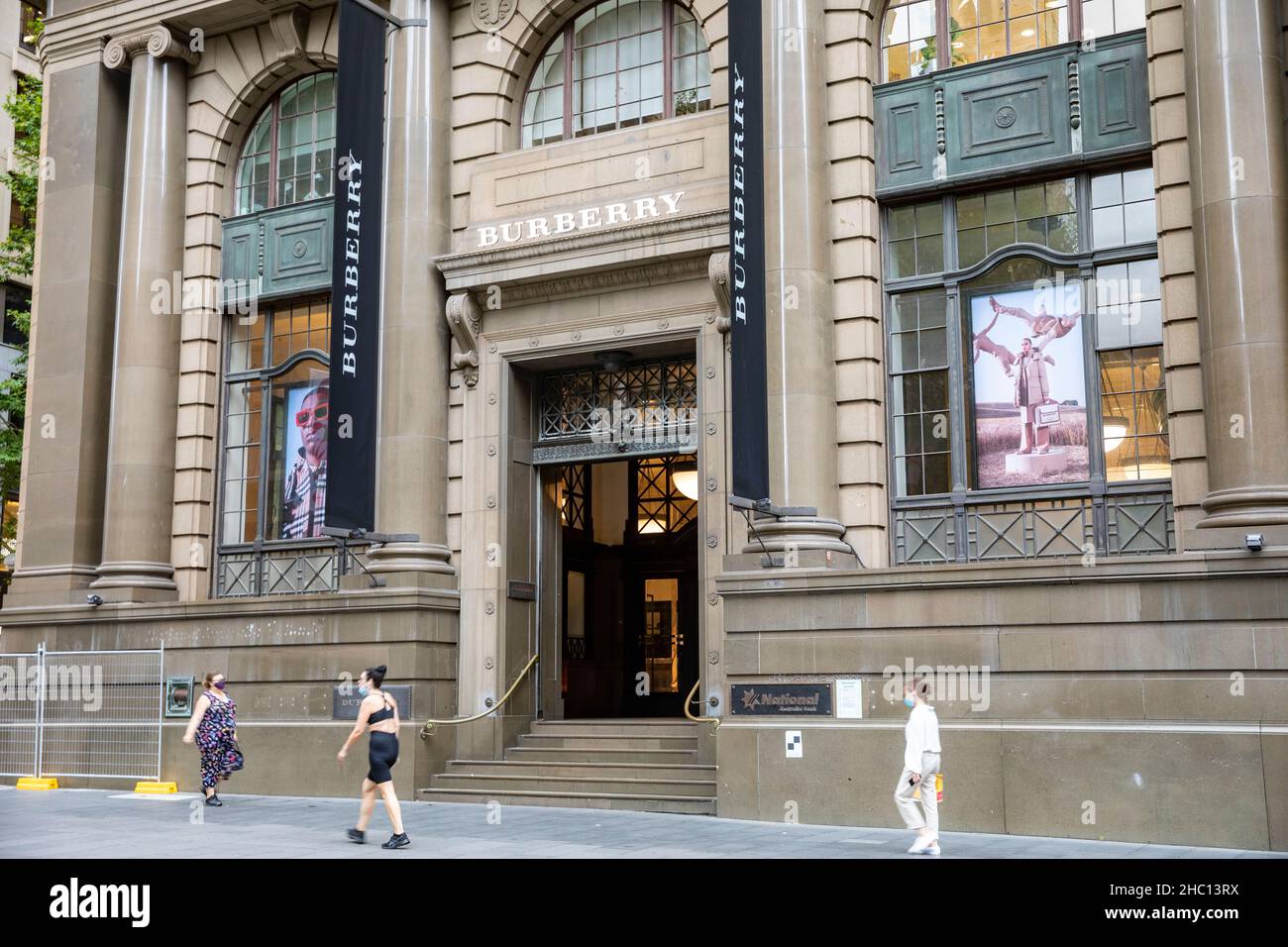 Alors que la Nouvelle-Galles du Sud atteint un nouveau record quotidien de 5715 caisses Covid 19 et que le port de masques à l'intérieur devient de nouveau obligatoire, les rues et magasins du centre-ville de Sydney restent largement désertés à l'approche de Noël avec de nombreuses personnes qui choisissent de rester à la maison, le centre-ville de Sydney.Credit: Martin Berry @ Alamy Live News. Banque D'Images