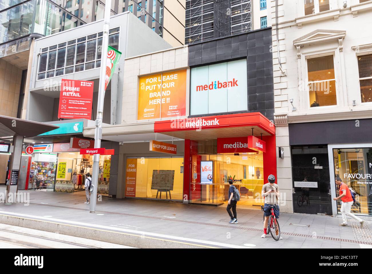 Alors que la Nouvelle-Galles du Sud atteint un nouveau record quotidien de 5715 caisses Covid 19 et que le port de masques à l'intérieur devient de nouveau obligatoire, les rues et magasins du centre-ville de Sydney restent largement désertés à l'approche de Noël avec de nombreuses personnes qui choisissent de rester à la maison, le centre-ville de Sydney.Credit: Martin Berry @ Alamy Live News. Banque D'Images