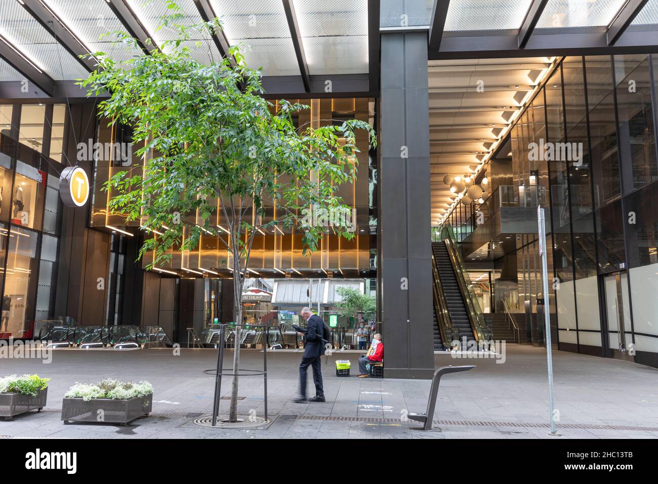 Alors que la Nouvelle-Galles du Sud atteint un nouveau record quotidien de 5715 caisses Covid 19 et que le port de masques à l'intérieur devient de nouveau obligatoire, les rues et magasins du centre-ville de Sydney restent largement désertés à l'approche de Noël avec de nombreuses personnes qui choisissent de rester à la maison, le centre-ville de Sydney.Credit: Martin Berry @ Alamy Live News. Banque D'Images