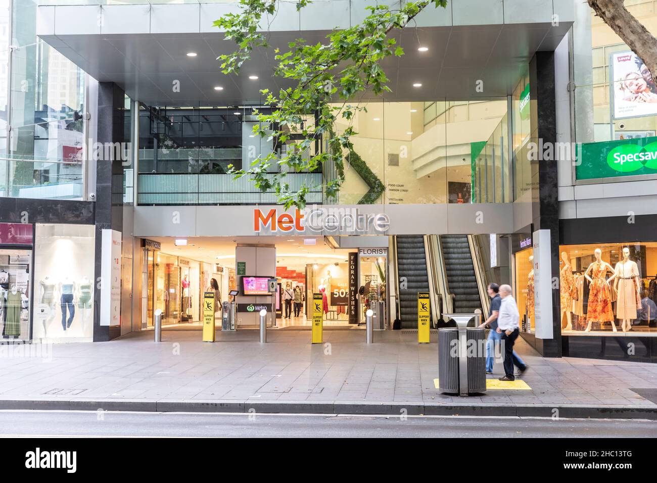 Alors que la Nouvelle-Galles du Sud atteint un nouveau record quotidien de 5715 caisses Covid 19 et que le port de masques à l'intérieur devient de nouveau obligatoire, les rues et magasins du centre-ville de Sydney restent largement désertés à l'approche de Noël avec de nombreuses personnes qui choisissent de rester à la maison, le centre-ville de Sydney.Credit: Martin Berry @ Alamy Live News. Banque D'Images