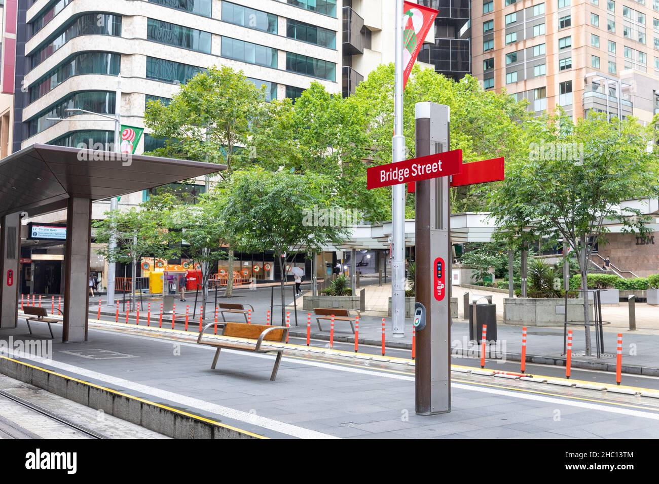 Alors que la Nouvelle-Galles du Sud atteint un nouveau record quotidien de 5715 caisses Covid 19 et que le port de masques à l'intérieur devient de nouveau obligatoire, les rues et magasins du centre-ville de Sydney restent largement désertés à l'approche de Noël avec de nombreuses personnes qui choisissent de rester à la maison ,Arrêt de train léger du centre-ville de Sydney Bridge Street .Credit: Martin Berry @ Alamy Live News. Banque D'Images