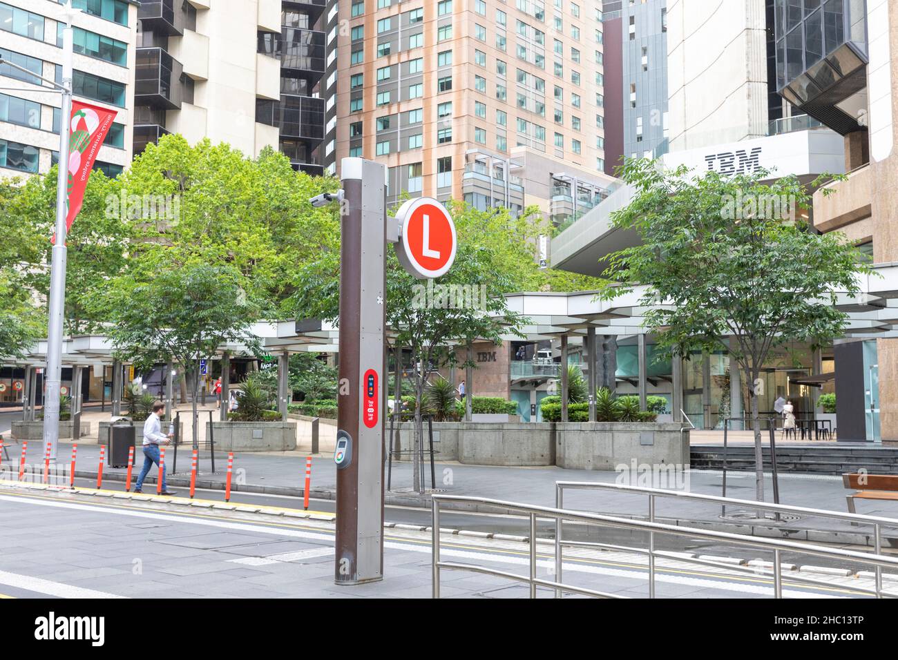 Alors que la Nouvelle-Galles du Sud atteint un nouveau record quotidien de 5715 caisses Covid 19 et que le port de masques à l'intérieur devient de nouveau obligatoire, les rues et magasins du centre-ville de Sydney restent largement désertés à l'approche de Noël avec de nombreuses personnes qui choisissent de rester à la maison ,Arrêt de train léger du centre-ville de Sydney Bridge Street .Credit: Martin Berry @ Alamy Live News. Banque D'Images