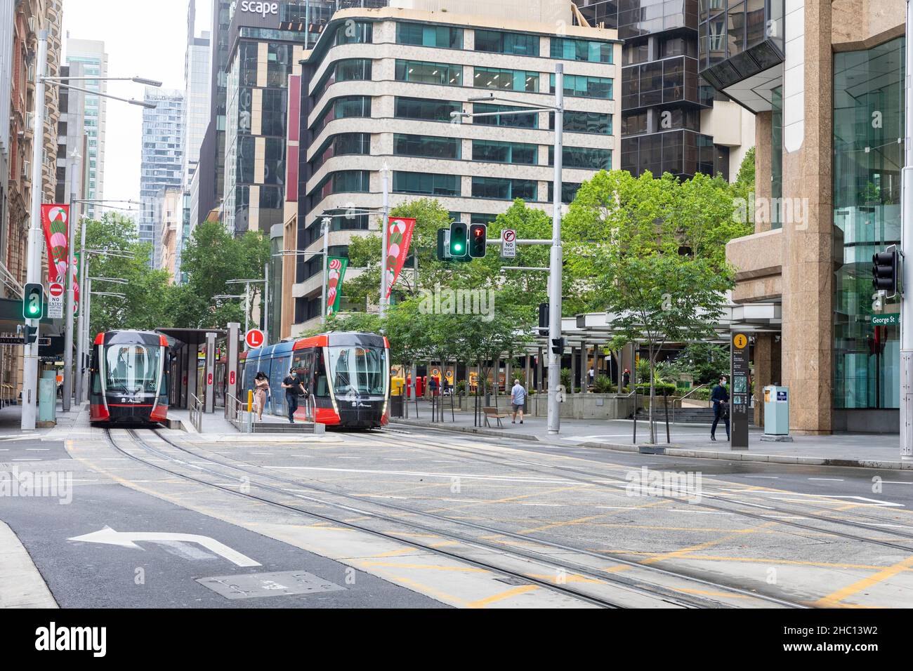 Alors que la Nouvelle-Galles du Sud atteint un nouveau record quotidien de 5715 caisses Covid 19 et que le port de masques à l'intérieur devient de nouveau obligatoire, les rues et magasins du centre-ville de Sydney restent largement désertés à l'approche de Noël avec de nombreuses personnes qui choisissent de rester à la maison, le centre-ville de Sydney.Credit: Martin Berry @ Alamy Live News. Banque D'Images