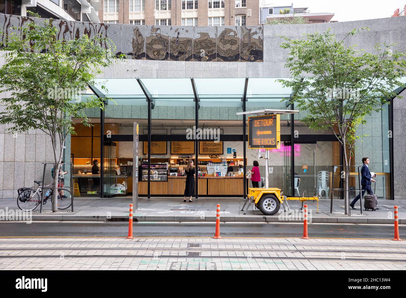 Alors que la Nouvelle-Galles du Sud atteint un nouveau record quotidien de 5715 caisses Covid 19 et que le port de masques à l'intérieur devient de nouveau obligatoire, les rues et magasins du centre-ville de Sydney restent largement désertés à l'approche de Noël avec de nombreuses personnes qui choisissent de rester à la maison, le centre-ville de Sydney.Credit: Martin Berry @ Alamy Live News. Banque D'Images