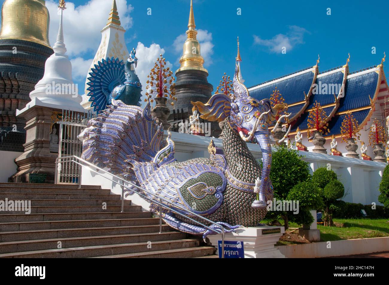 Thaïlande: Hatsadiling (demi-oiseau, demi-éléphant) à Wat Ban Den, Ban Inthakin, district de Mae Taeng, Chiang Mai.Wat Ban Den, également connu sous le nom de Wat Bandensali si Mueang Kaen, est un grand complexe de temples bouddhistes au nord de la ville de Chiang Mai dans le nord de la Thaïlande. Banque D'Images