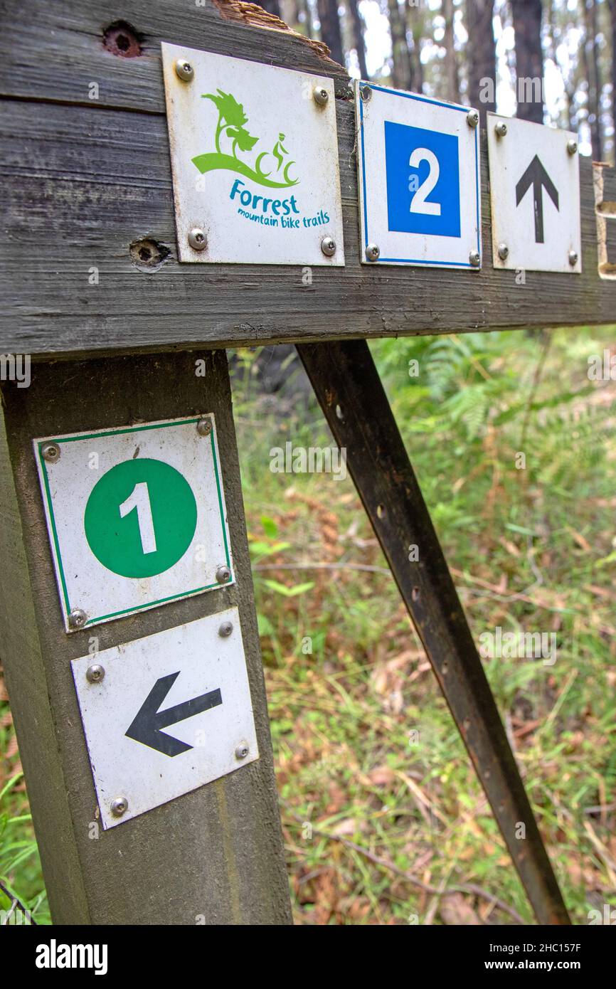 Panneaux de signalisation sur le réseau de pistes de vélo tout-terrain de Forrest Banque D'Images