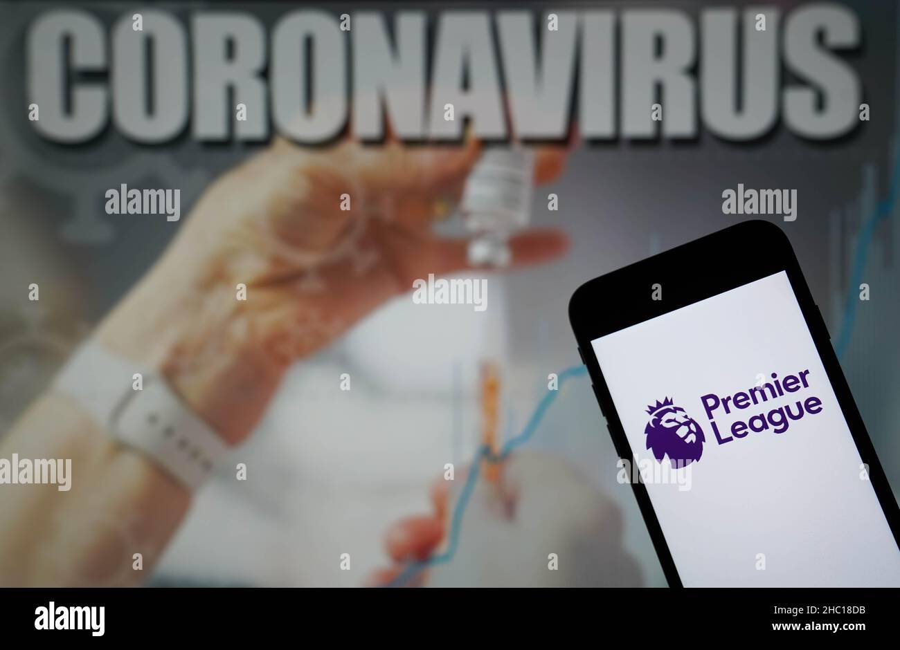 Photo du dossier datée du 09-01-2021 du logo de la Premier League affiché sur un téléphone portable avec une illustration du coronavirus sur un moniteur en arrière-plan.Les dirigeants et les joueurs de la Premier League se réuniront jeudi pour résoudre une foule de problèmes liés au coronavirus, comprend l'agence de presse PA.Date d'émission : jeudi 23 décembre 2021. Banque D'Images