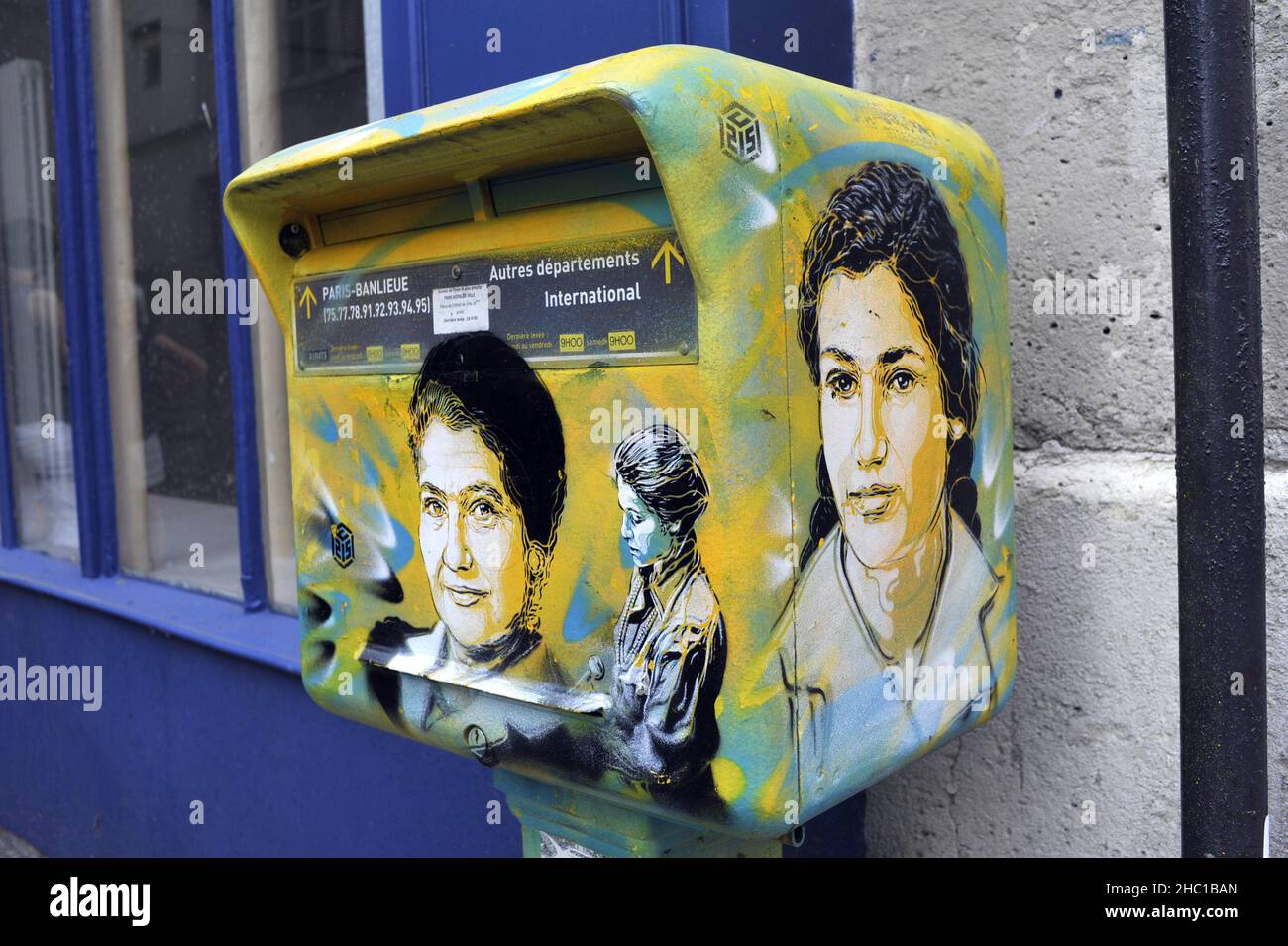 FRANCE.PARIS (75) 4TH ARRONDISSEMENT.QUARTIER DU MARAIS.UN TABLEAU SUR UNE BOÎTE AUX LETTRES REND HOMMAGE À SIMONE VOILE UNE FIGURE DE LA VIE POLITIQUE FRANÇAISE (LE Banque D'Images