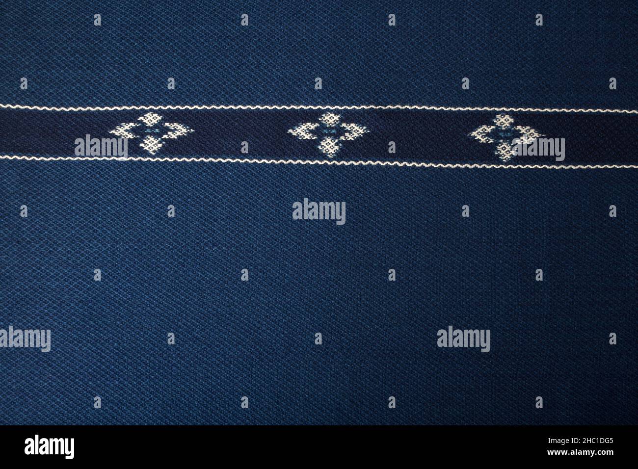 Gros plan de la texture de châle tissé à la main bleu, coton thaïlandais teint indigo Banque D'Images
