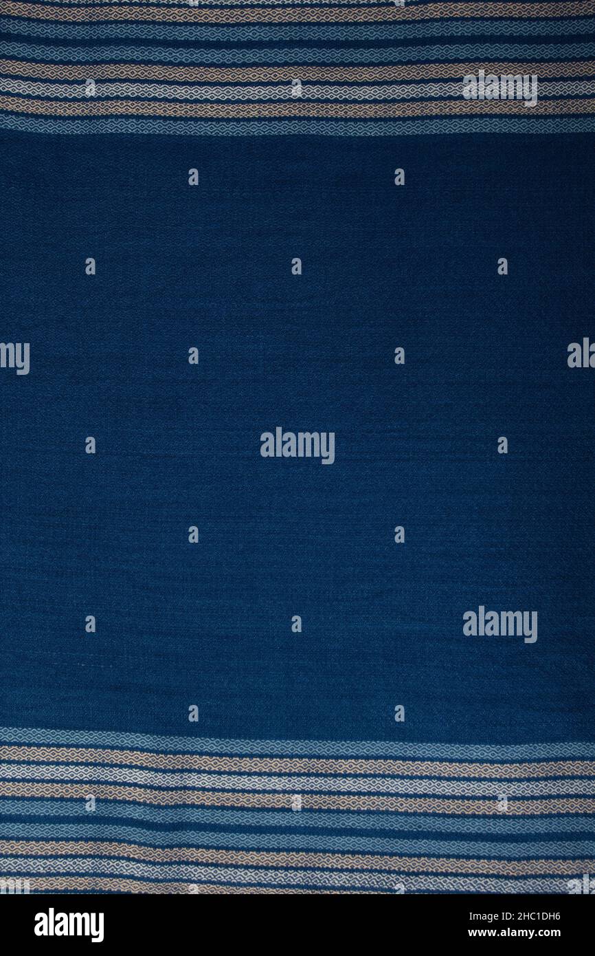 Gros plan de la texture de la châle à rayures tissées à la main, teint indigo de coton thaïlandais Banque D'Images