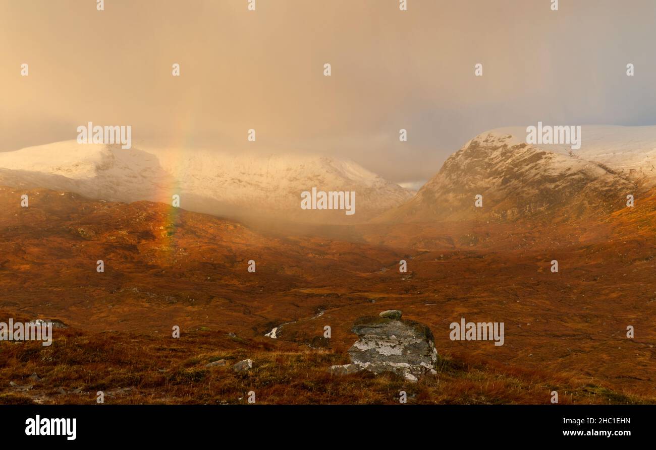 Douche arc-en-ciel et ventreuse sur les montagnes Carn Dearg, Sutherland Banque D'Images