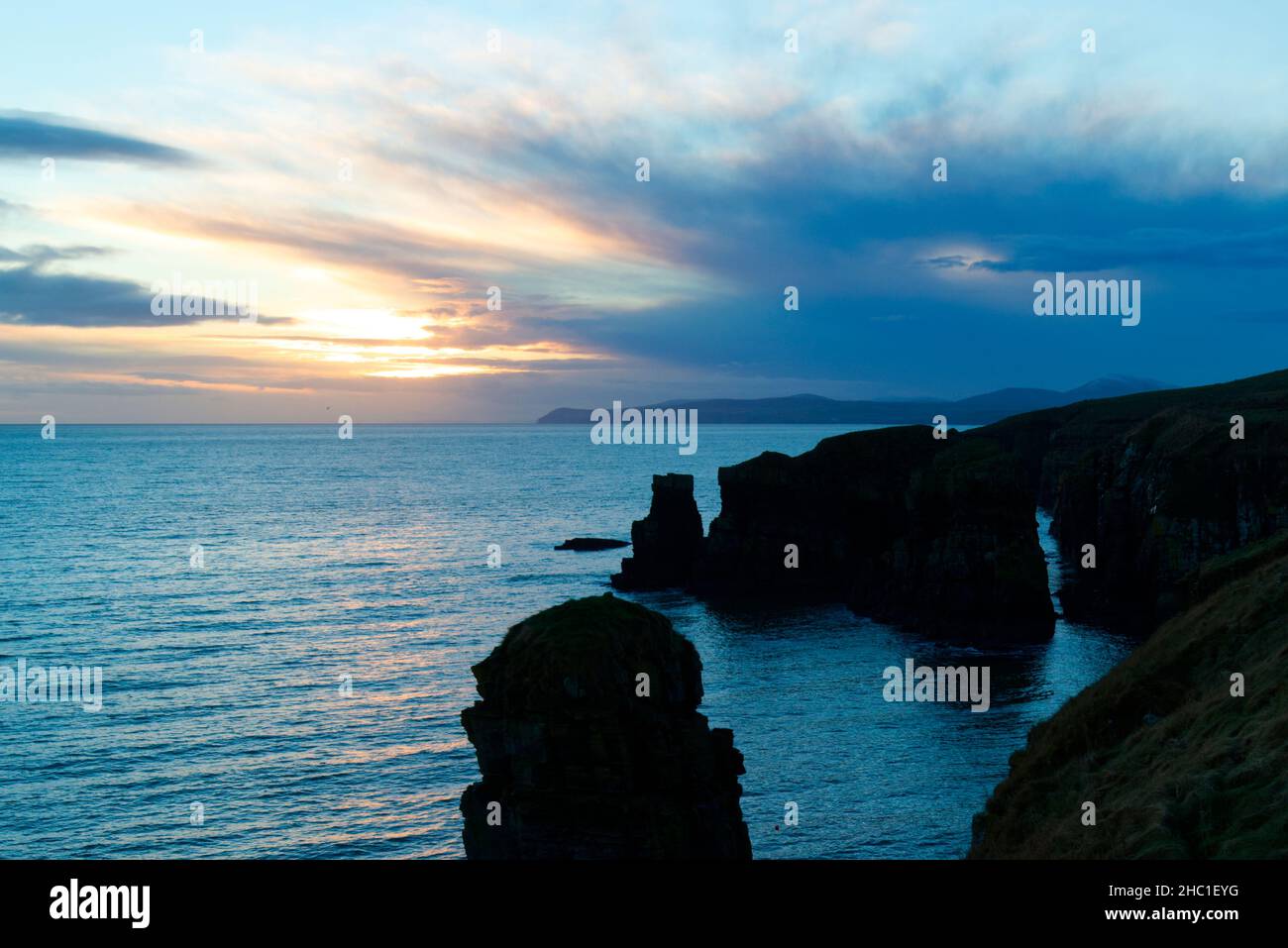 Piles de la mer le long de la côte de Caithness, Highland Ecosse Banque D'Images