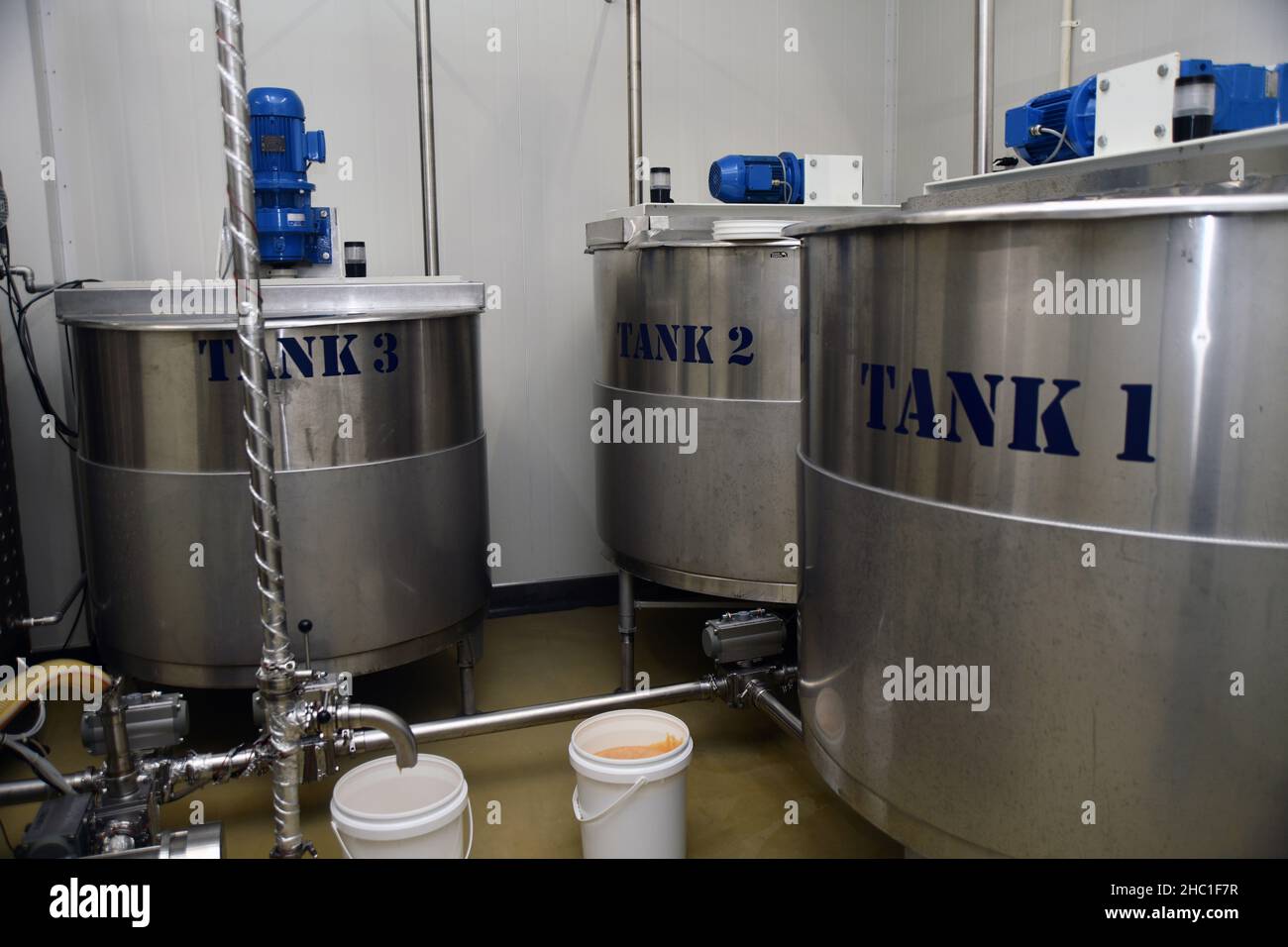 Cuves à miel dans une usine de transformation Banque D'Images