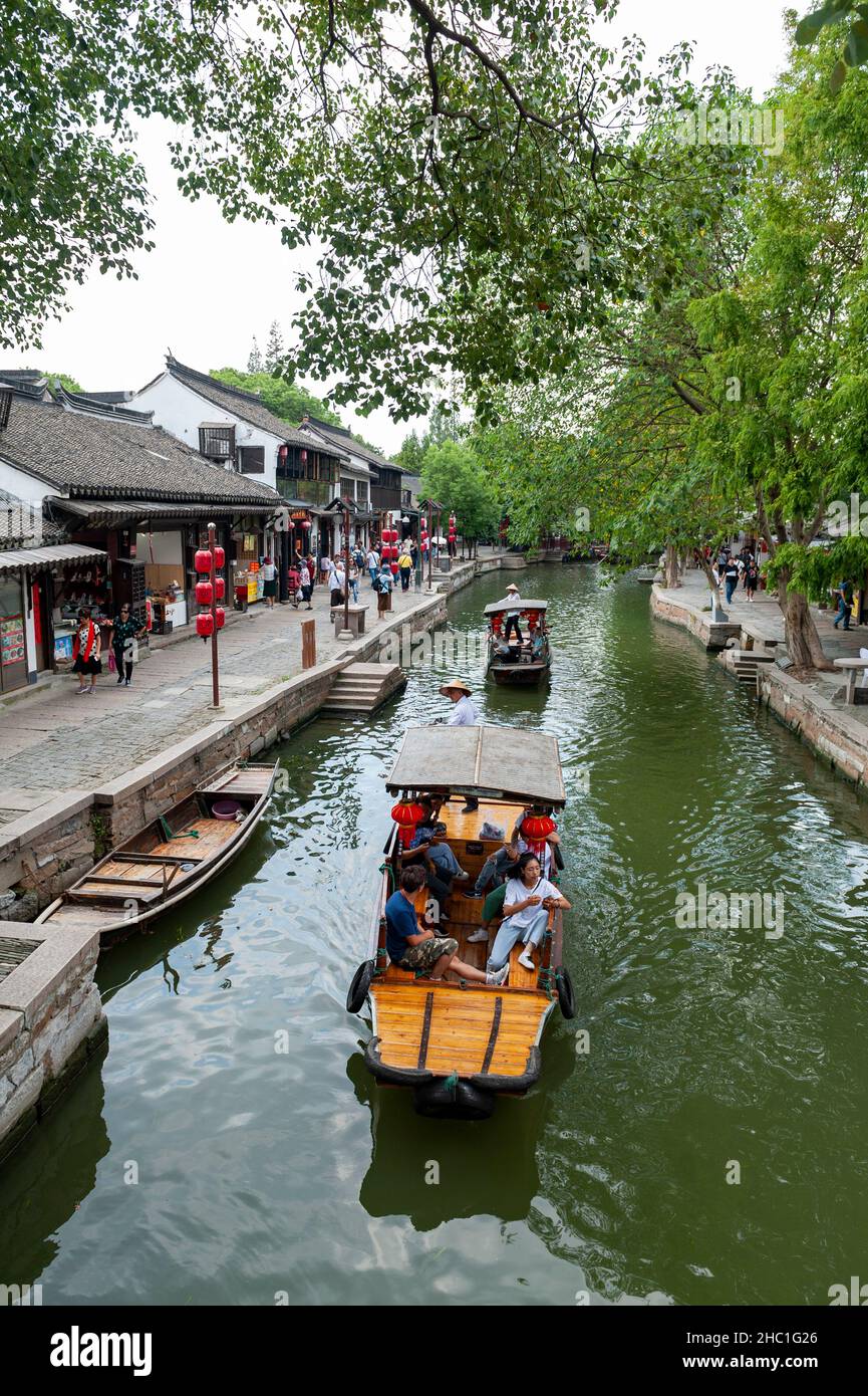 Barque traditionnel chinois le long du canal dans la vieille ville aquatique de Zhujiajiao, un village historique et une destination touristique célèbre à Shanghai, en Chine Banque D'Images