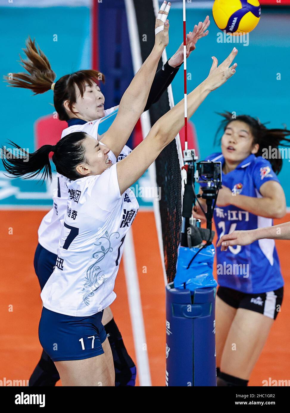 Jiangmen, province chinoise de Guangdong.19th décembre 2021.Dajana Boskovic (L front) de Shenzhen bloque le ballon pendant le match du groupe C entre Shenzhen et Guangdong à la deuxième étape de la saison 2021-2022 Super League de volley-ball féminin chinois à Jiangmen, dans la province de Guangdong, dans le sud de la Chine, le 19 décembre 2021.Credit: Yang Zhisen/Xinhua/Alay Live News Banque D'Images