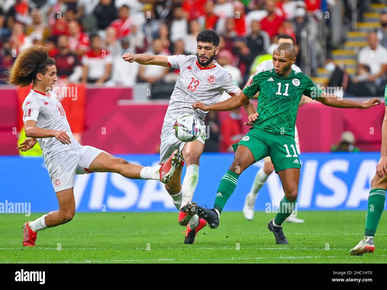 Doha, Qatar.18th décembre 2021.Brahimi Yacine de (R) Algérie rivalise avec  Sassi Ferjani (C) et Mejbri Hannibal de Tunisie lors du match final de la  coupe arabe de la FIFA Qatar 2021 entre