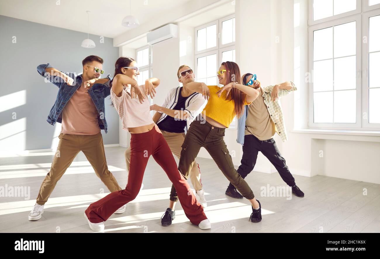 Des danseurs joyeux et variés dansent en studio Banque D'Images