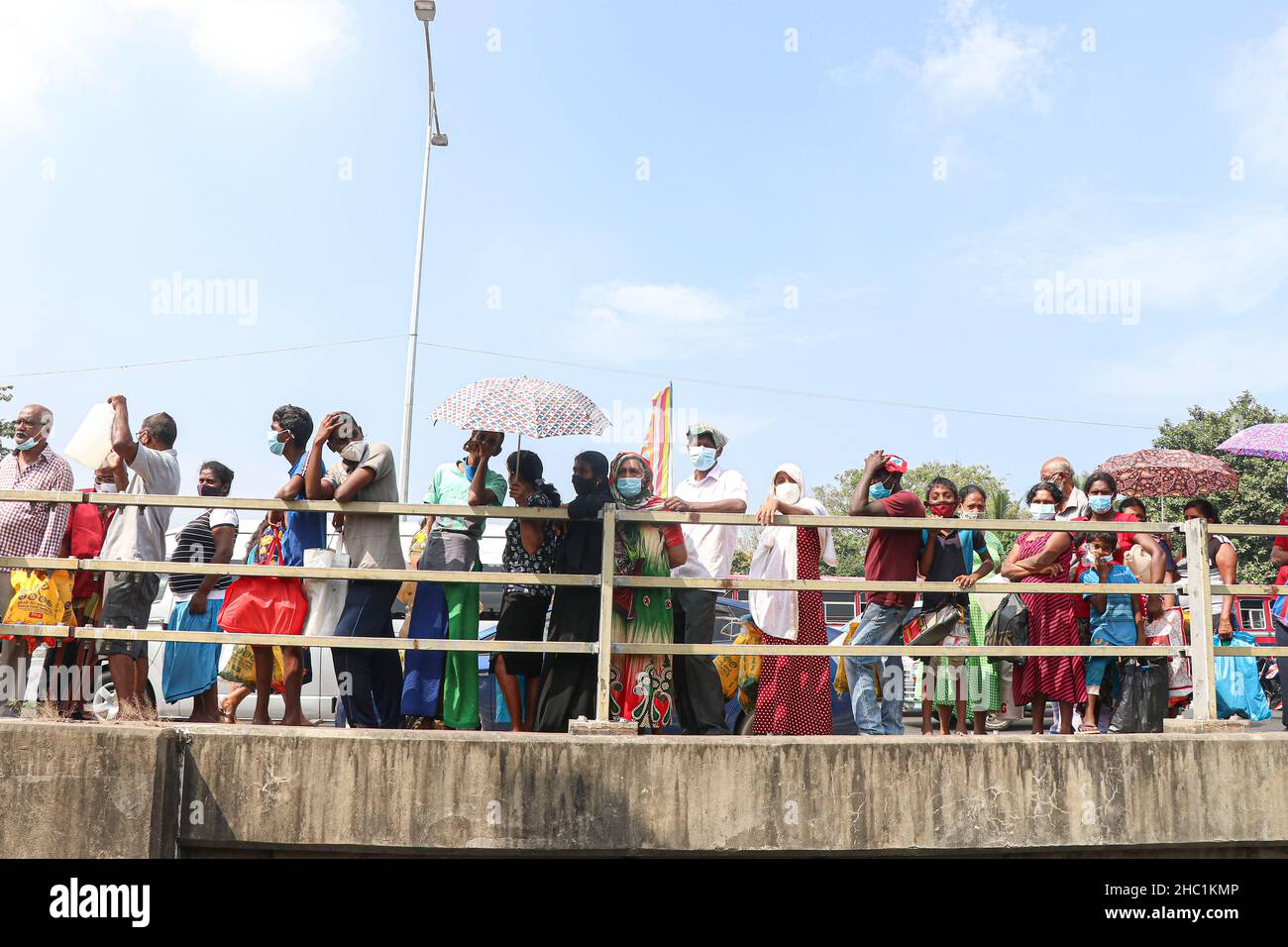 Colombo, Sri Lanka.23rd décembre 2021.Les gens sont en attente pour acheter du kérosène à Colombo (Credit image: © Saman Abesiriwardana/Pacific Press via ZUMA Press Wire) Banque D'Images