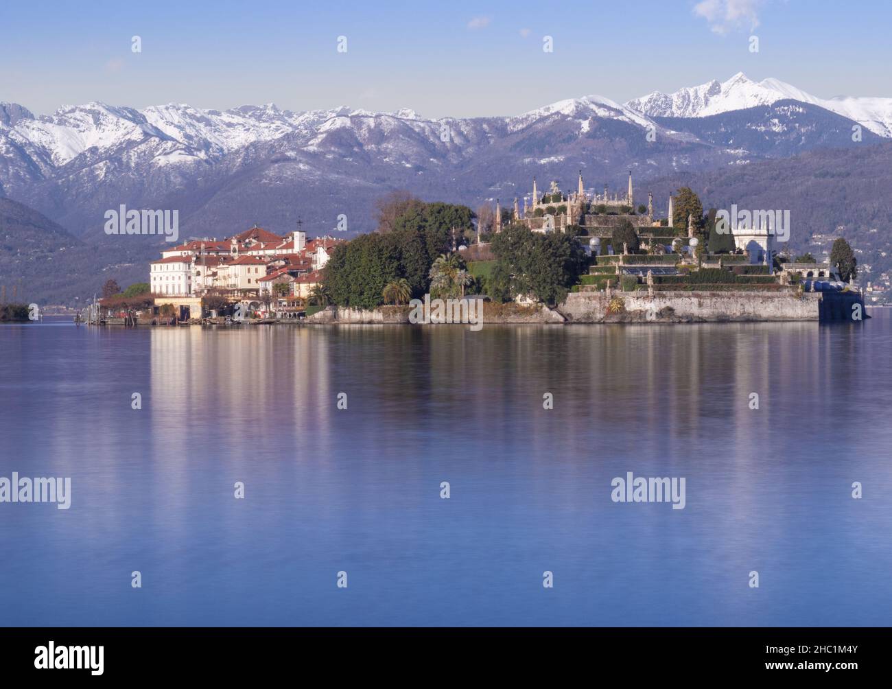 Paysage d'hiver sur le lac calme, Bella Island avec des montagnes en arrière-plan.Lac majeur, Italie Banque D'Images