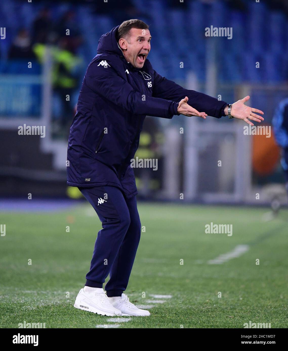 (211218) -- ROME, 18 décembre 2021 (Xinhua) -- l'entraîneur en chef de Gênes Andriy Shevchenko gestes lors d'un match de football entre le Latium et Gênes à Rome, en Italie, le 17 décembre 2021.(Photo d'Alberto Lingria/Xinhua) Banque D'Images