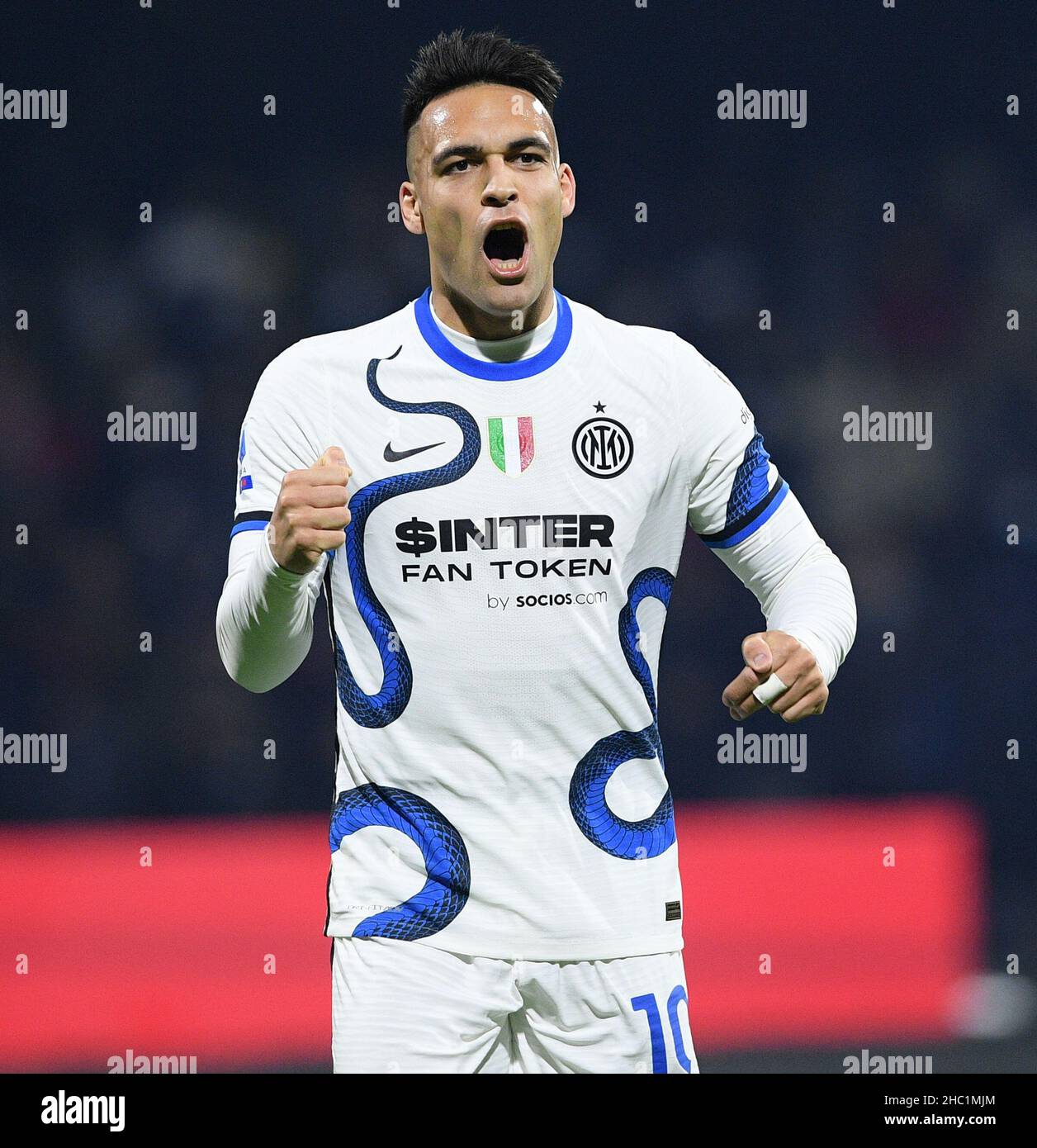 (211218) -- SALERNO, 18 décembre 2021 (Xinhua) -- Lautaro Martinez, de l'Inter Milan, célèbre son but lors d'un match de football entre l'Inter Milan et Salerntana à Salerno, en Italie, le 17 décembre 2021.(STR/Xinhua) Banque D'Images (211218) -- SALERNO, 18 décembre 2021 (Xinhua) -- Lautaro Martinez, de l'Inter Milan, célèbre son but lors d'un match de football entre l'Inter Milan et Salerntana à Salerno, en Italie, le 17 décembre 2021.(STR/Xinhua) Banque D'Images