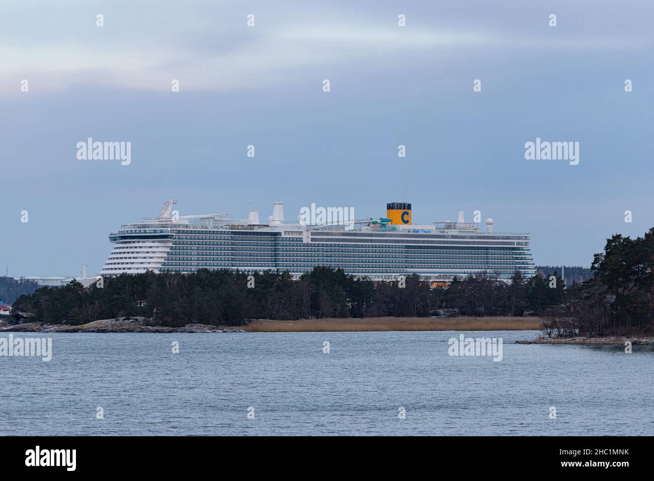 Le navire de croisière alimenté au GNL Costa Toscana quitte Turku après la livraison du chantier naval Meyer Turku le 3 décembre 2021. Banque D'Images