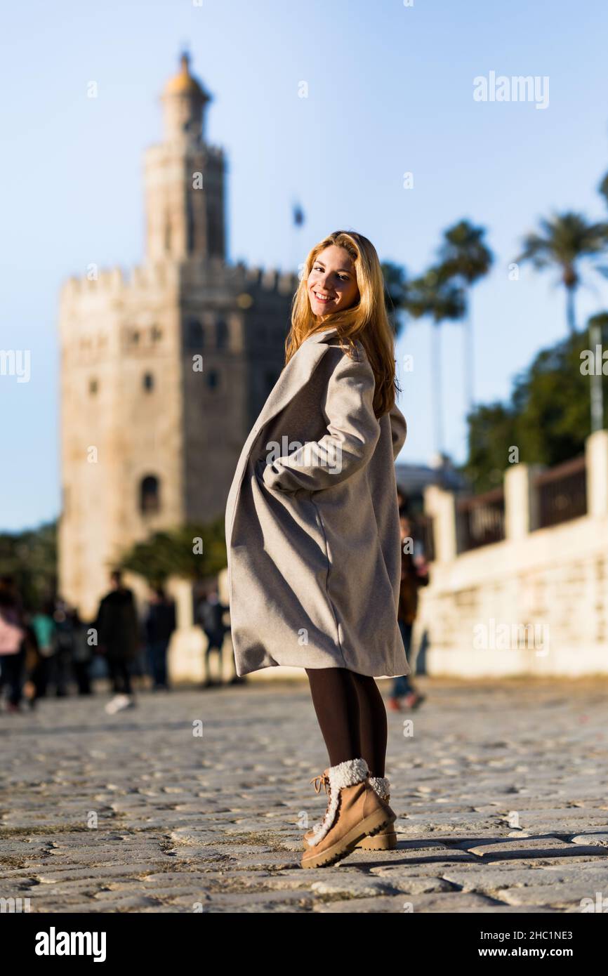 Une adolescente visite à Séville en hiver à côté de la Torre del Oro. Banque D'Images