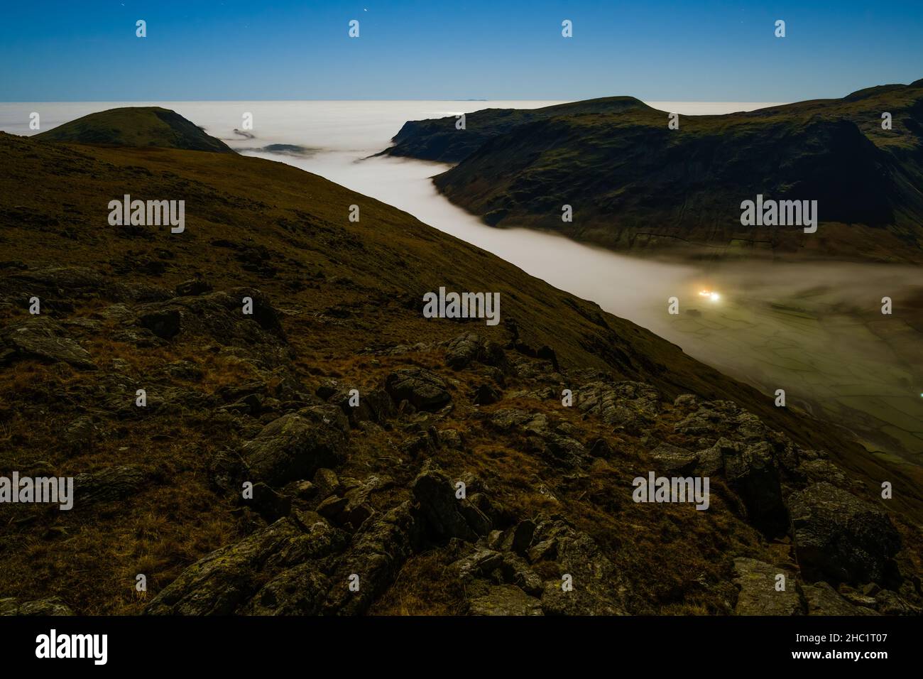 Une nuit au clair de lune au-dessus d'une inversion de température au-dessus de Wasdale Head dans le Lake District, au Royaume-Uni Banque D'Images