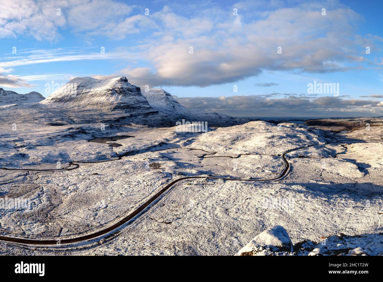 Naviguez à Gharbh et dans la chaîne de montagnes Quinag à Sutherland, en Écosse, au cours d'un après-midi d'hiver brillant. Banque D'Images