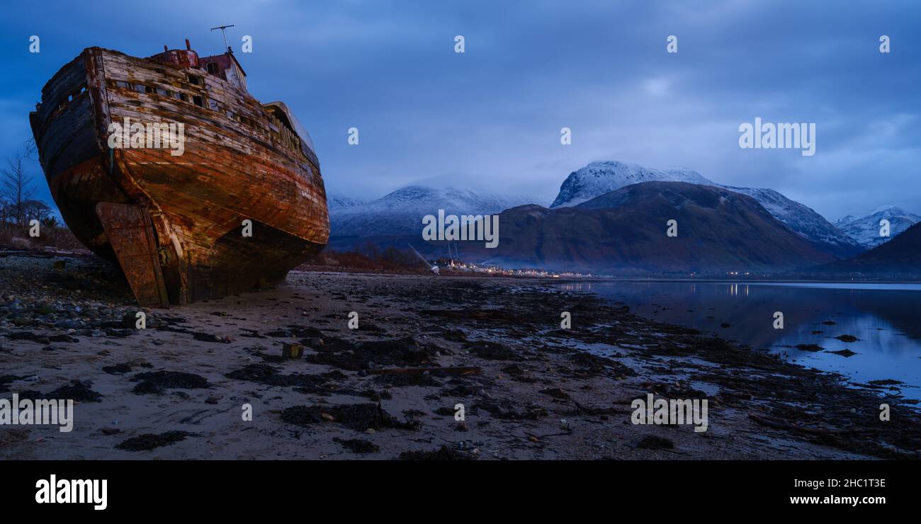 Le naufrage de Corpach, également connu sous le nom de l'ancien bateau de Caol au Loch Eil près de fort William, en Écosse, avec la neige couverte BenNevis en arrière-plan. Banque D'Images