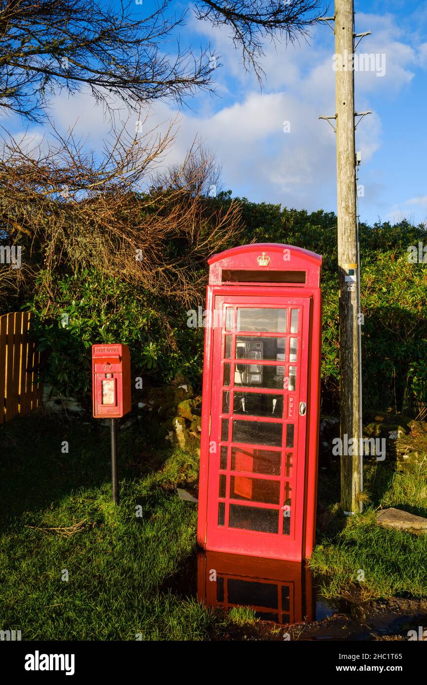 Boîte téléphonique avec un téléphone en état de marche à l'intérieur de nid à une boîte postale, dans le village isolé de Glasnakille, île de Skye, Écosse Banque D'Images