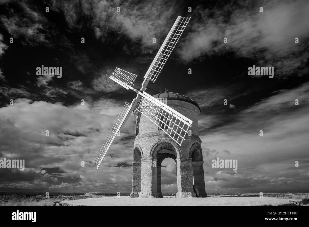Chesterton Windmill près de Leamington Spa à Warwickshire, en noir et blanc. Banque D'Images