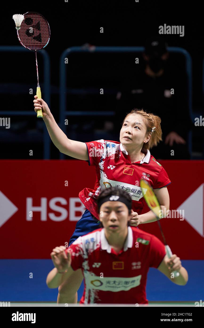 (211219) -- HUELVA, 19 décembre 2021 (Xinhua) -- Chen Qingchen (haut) /Jia Yifan de Chine concourent lors de la finale des doubles féminins contre Lee Sohee/Shin Seungchan de Corée du Sud aux Championnats du monde BWF 2021 à Huelva, Espagne, le 19 décembre 2021.(Xinhua/Meng Dingbo) Banque D'Images