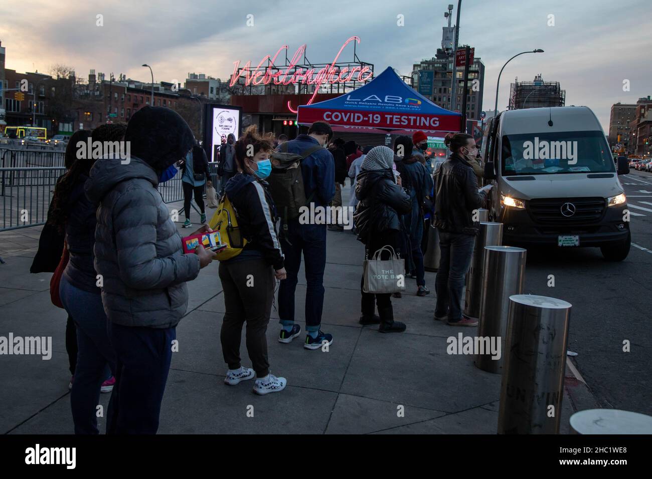 New York, États-Unis.17th décembre 2021.Les gens attendent en file d'attente pour les tests COVID-19 dans le quartier de Brooklyn, New York, aux États-Unis, le 17 décembre 2021.Credit: Michael Nagle/Xinhua/Alay Live News Banque D'Images