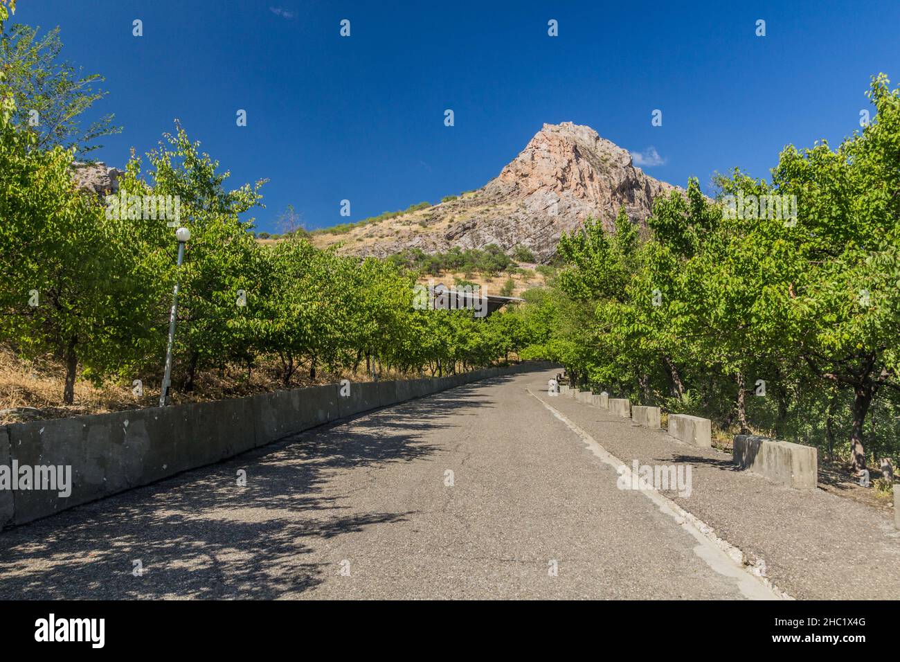 Route vers la colline de Sulaiman-Too à Osh, Kirghizistan Banque D'Images